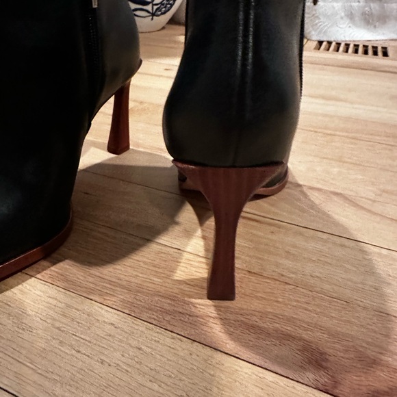 New condition Vincent Camuto all leather booties! - Picture 3 of 9